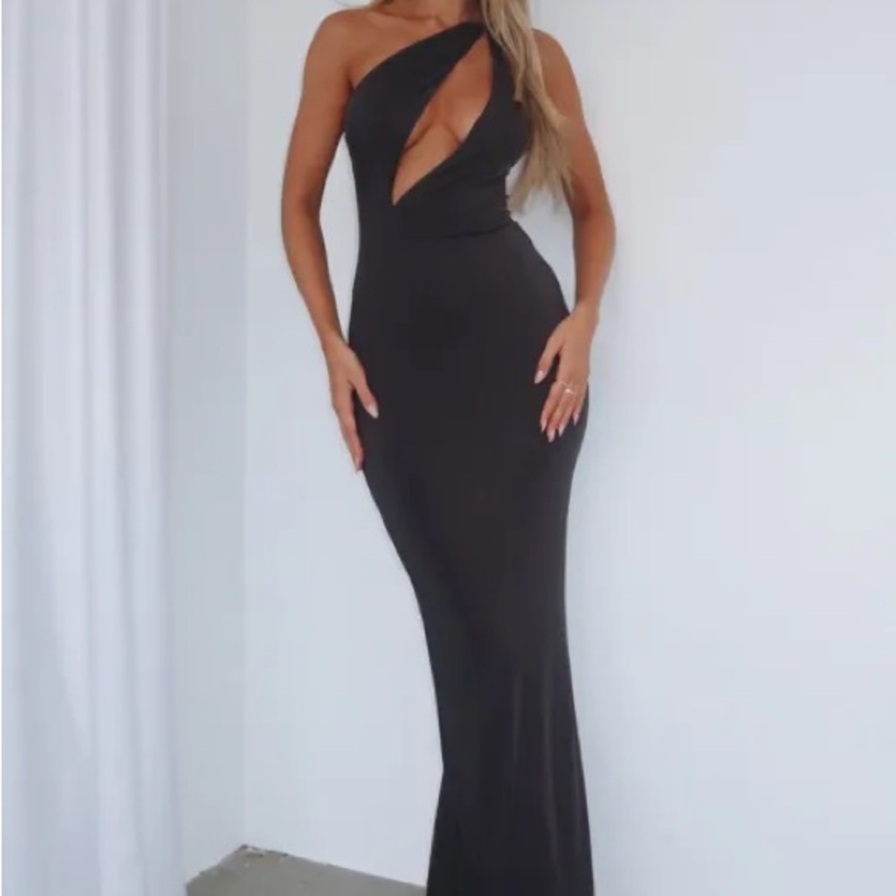 White Fox Boutique Black One-Shoulder Maxi Dress